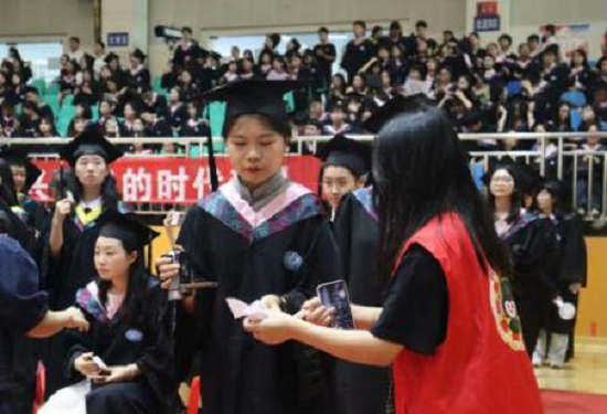 毕业典礼志愿服务照片.png