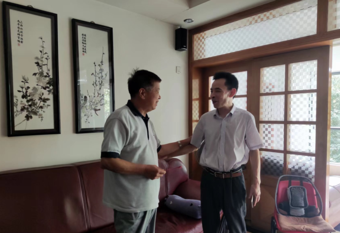 李雪山（右）走访慰问老党员吴耀武（左）.png
