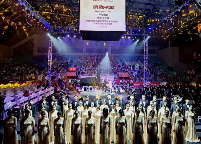 郎朗与世界杯官网大学生合唱团共同演绎《我爱你，中国》  曹松林摄_看图王.png