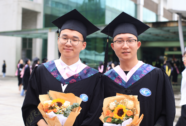 合影2 外包拍.png