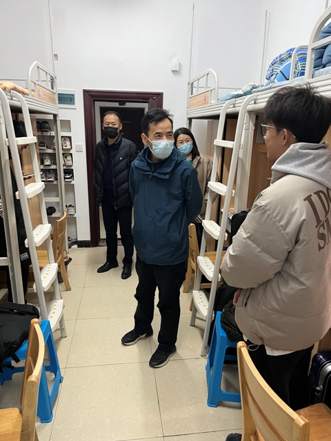 李雪山深入学生宿舍走访.jpg