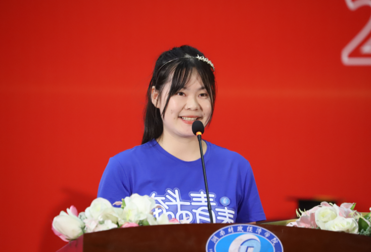 毕业生发言 马海彬摄.png