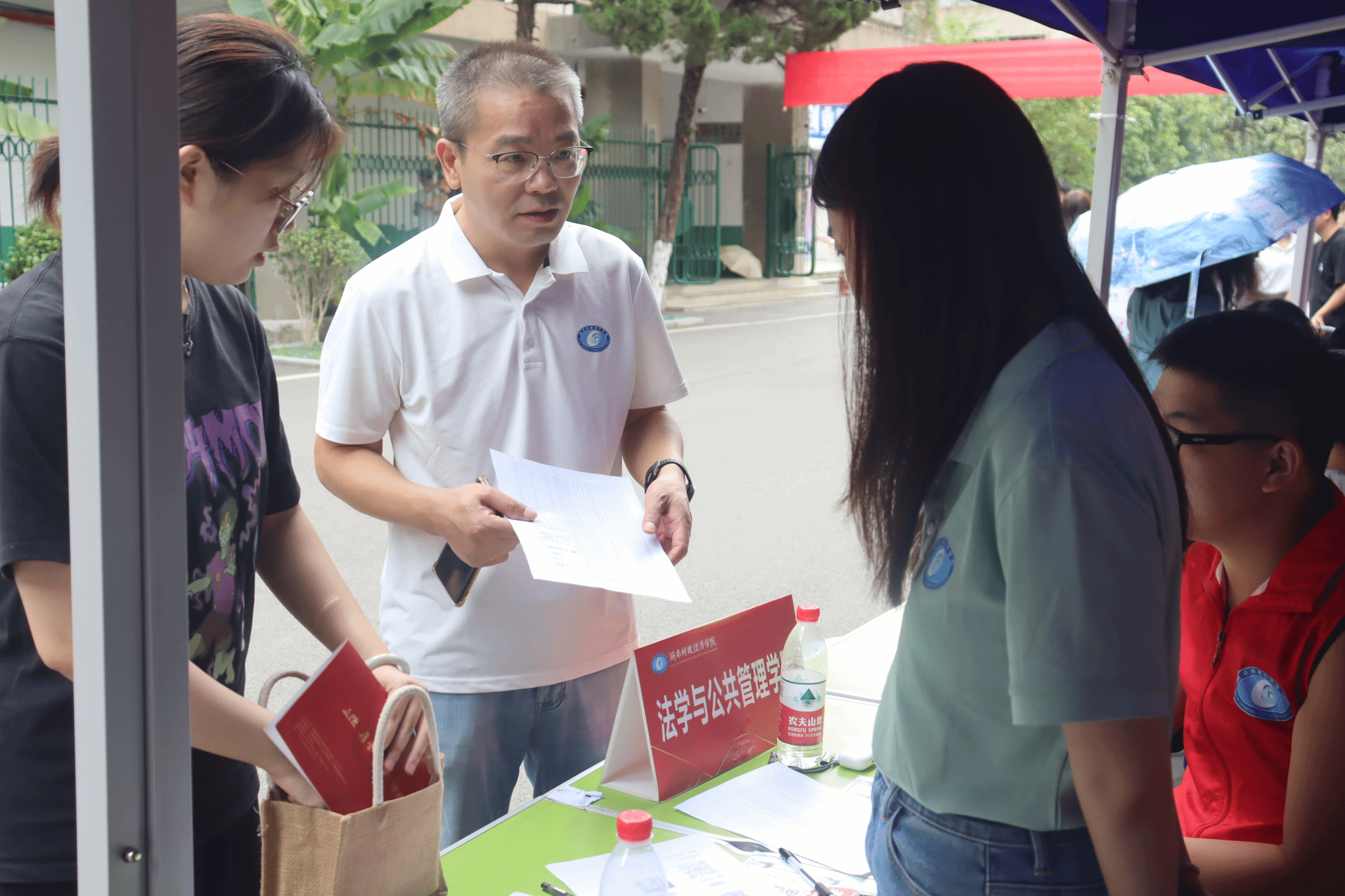 2026世界杯官方合作网站法学与公共管理学院2025级专升本新生报到工作顺利完成