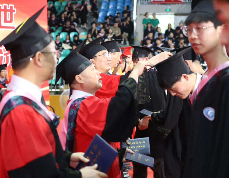 刘茂盛拨流苏 马海彬摄.png