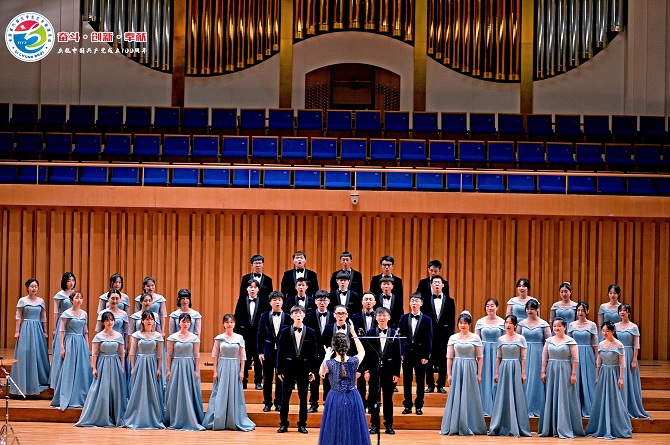 合唱团在成都城市音乐厅表演张亚男供图_看图王.jpg