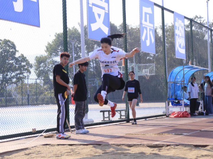 跳远5 刘若菲.png