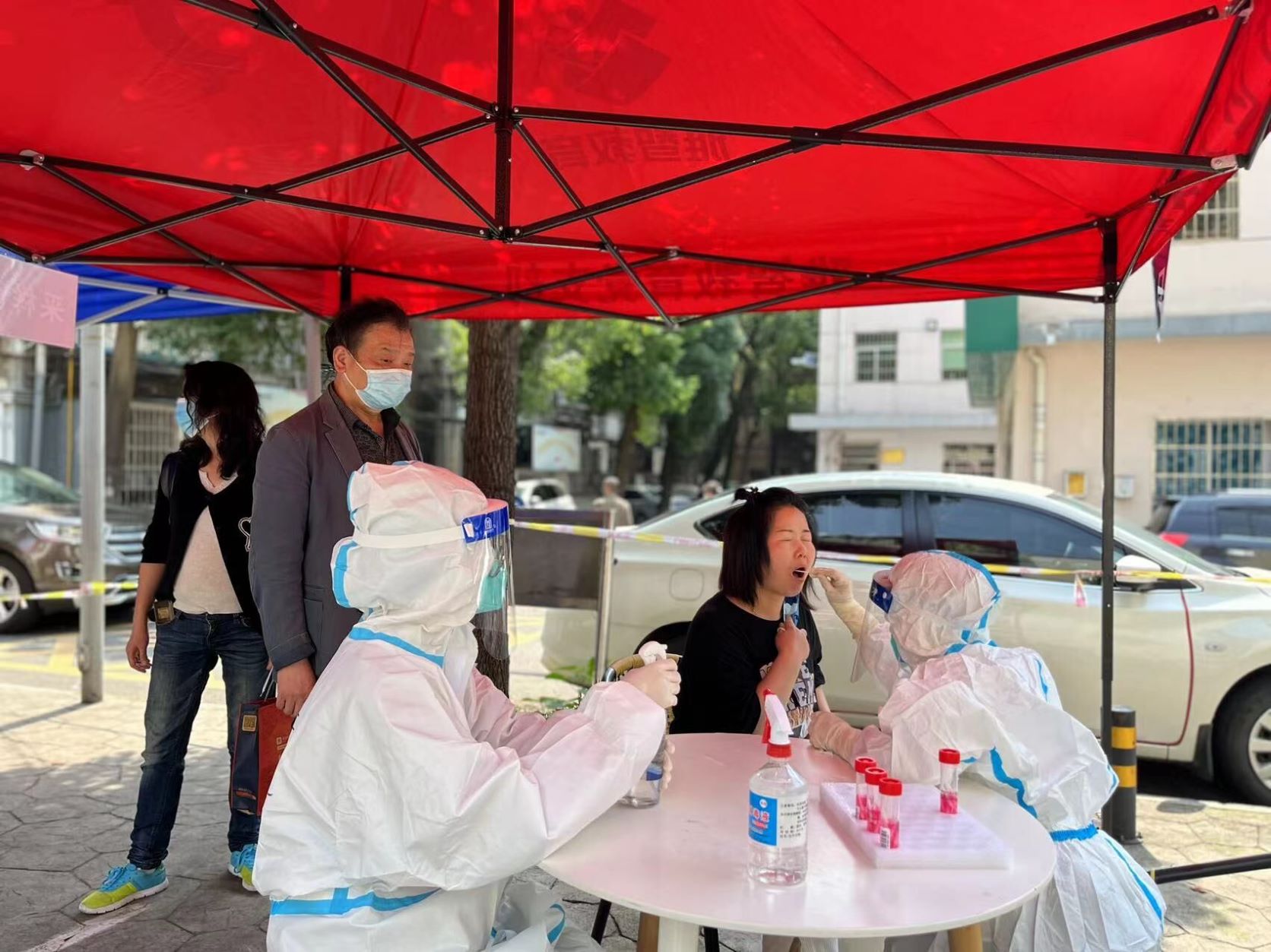 会计学院学生志愿者协助社区进行全民核酸检测