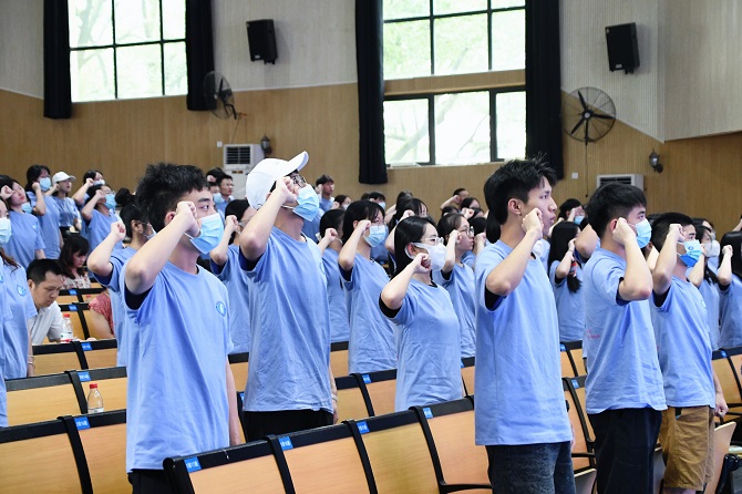 图为全体志愿者宣誓   肖海华摄.jpg