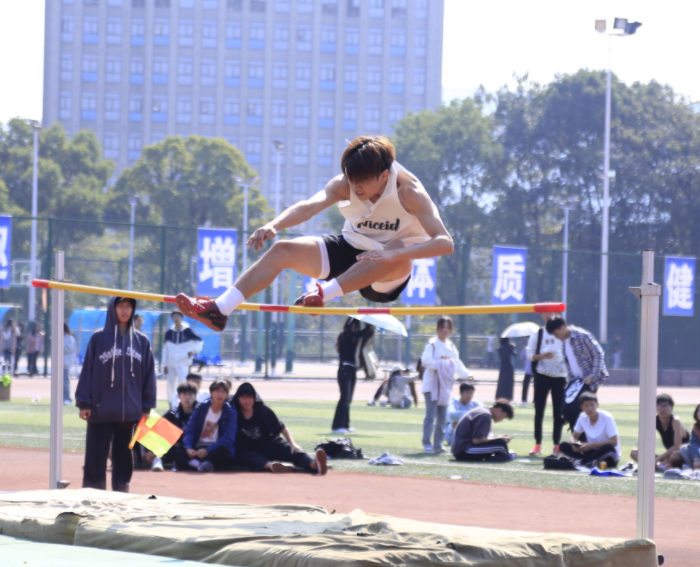 跳高 刘若菲.png