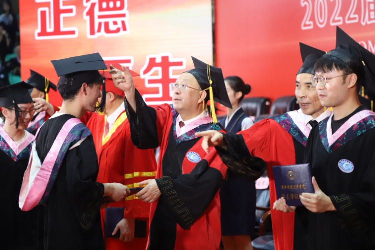 赵校长拨流苏 马海彬摄.png