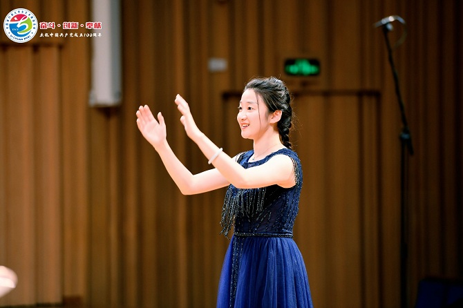 合唱团指挥张亚男老师  吴雅芳供图_看图王.jpg