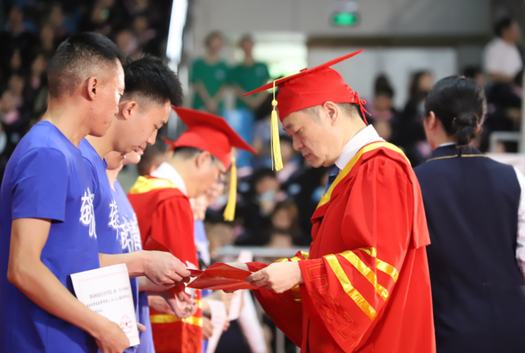 肖颁发证书 马海彬摄.png