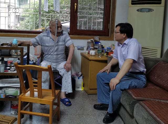 党委委员、副校长刘建民（右）走访慰问老党员邱谓中（左）.jpg