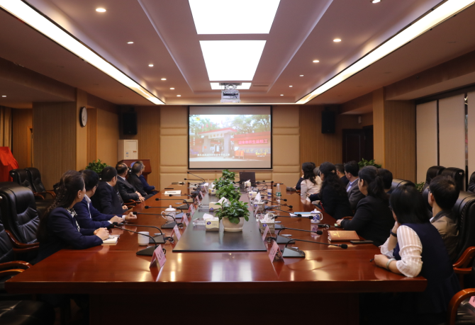 1.校领导和党务部门中层正副职集中收看节目.png