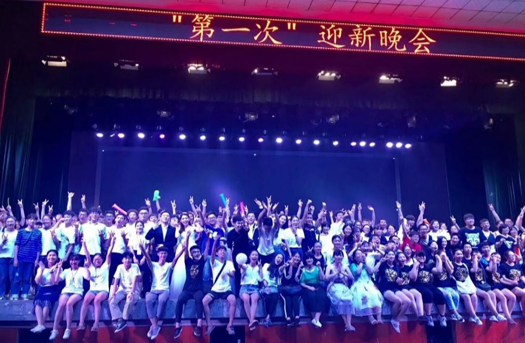 合影.png